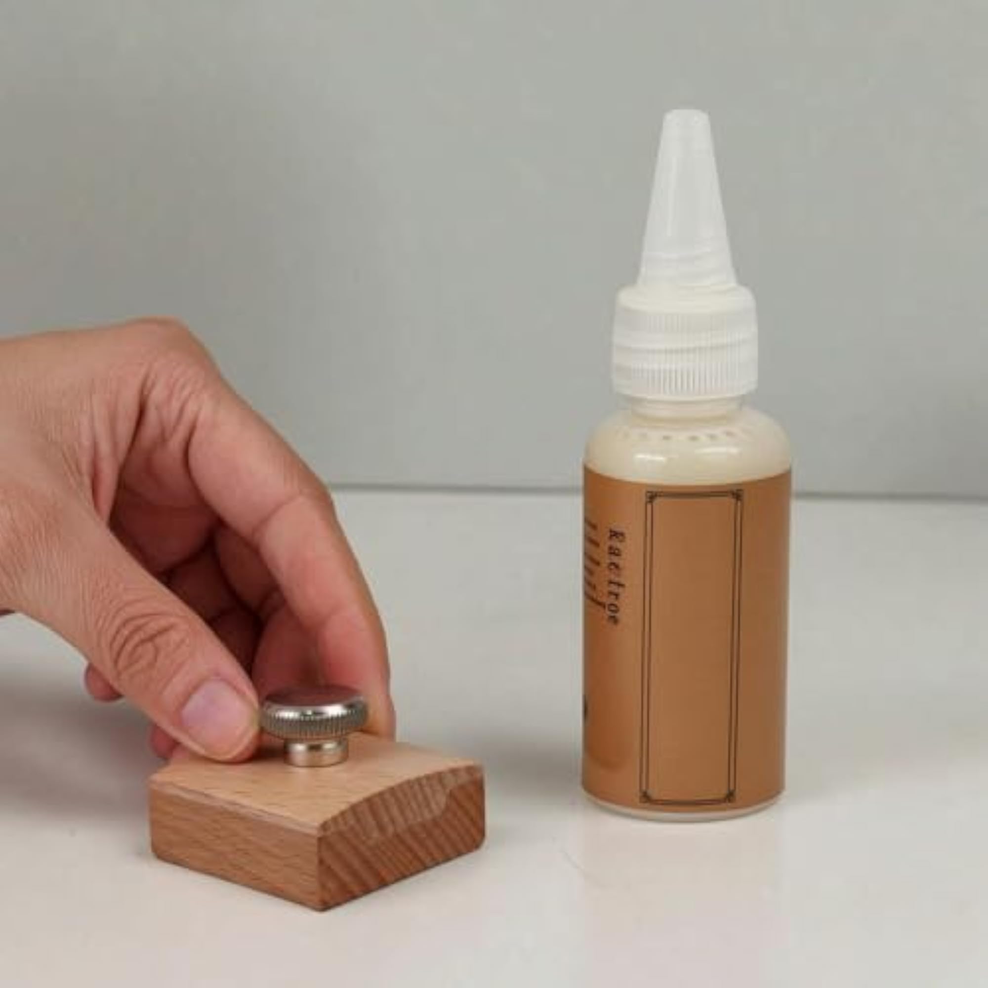 Leather Edge Paint Oil 30ml with Ergonomic Grip Holder